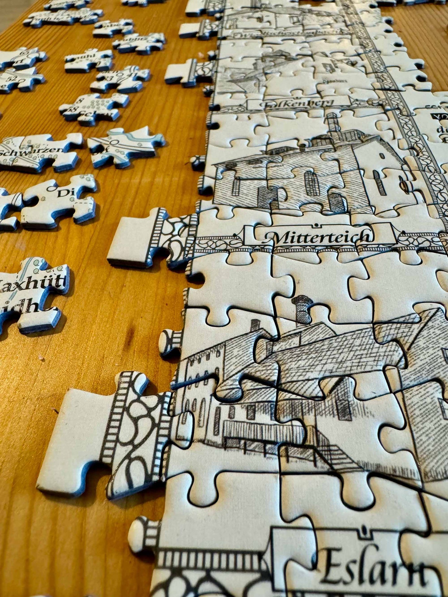 Detailaufnahme der bereits zusammengepuzzelten Brauhäuser