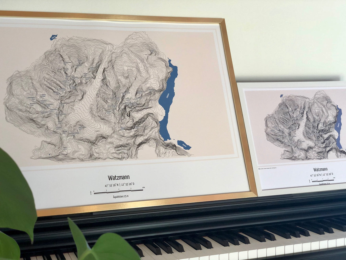 Zwei Formate der Watzmann Karte Topographie gerahmt auf einem Klavier